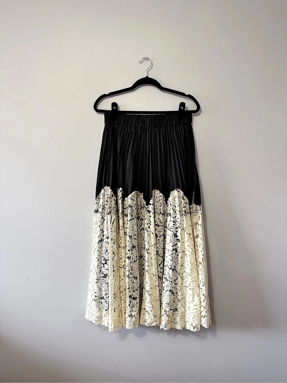 Lace Pleated Floral Maxi Skirt in Black & Cream Size Medium